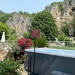 Logis - Restaurant Domaine Les Falaises مارتيل