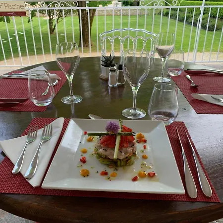 Logis - Restaurant Domaine Les Falaises 3* マルテル