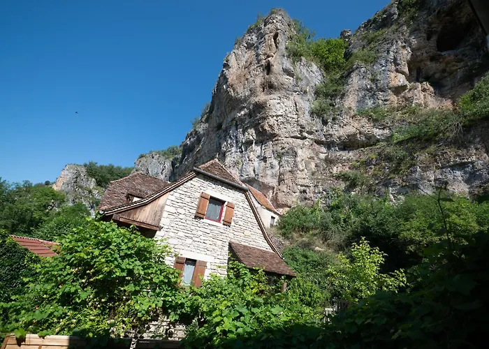 Hotel Logis - Restaurant Domaine Les Falaises 3*