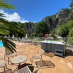 Logis - Restaurant Domaine Les Falaises 3*
