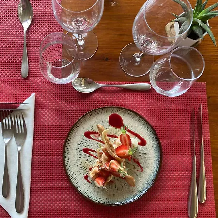 Logis - Restaurant Domaine Les Falaises مارتيل