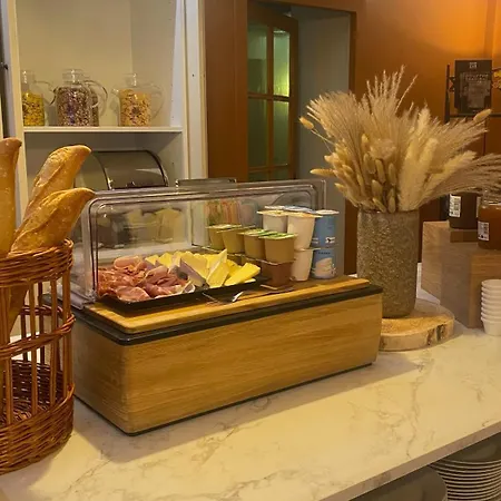 Logis - Restaurant Domaine Les Falaises Hotel 3*