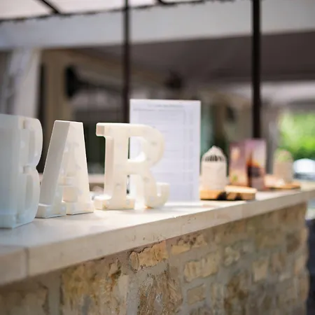 Logis - Restaurant Domaine Les Falaises Otel 3*