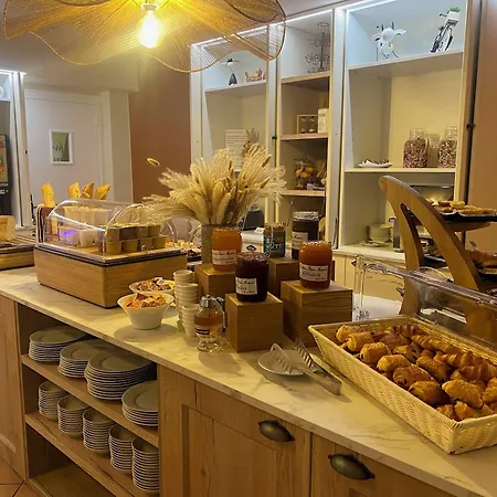 Logis - Restaurant Domaine Les Falaises Otel 3*