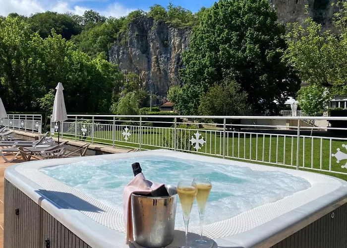 Logis - Restaurant Domaine Les Falaises 3*