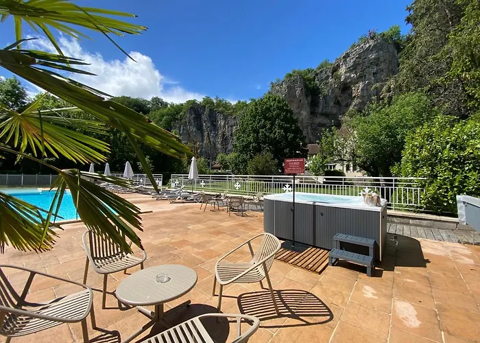 Logis - Restaurant Domaine Les Falaises 3*